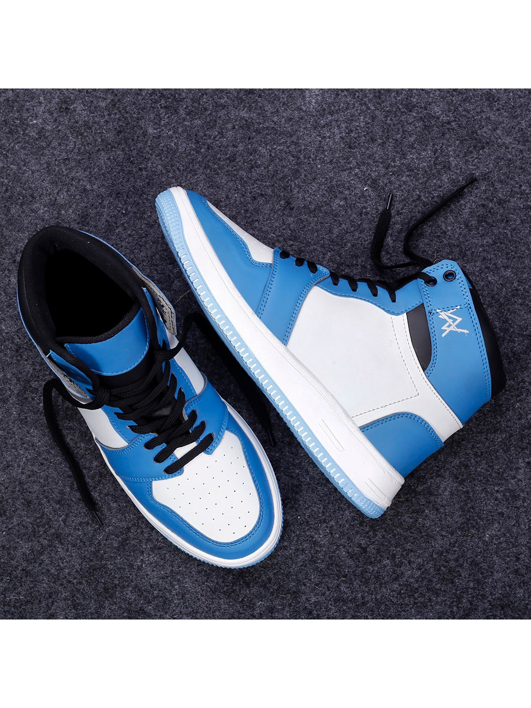 

Woakers Men Blue Colourblocked Sneakers