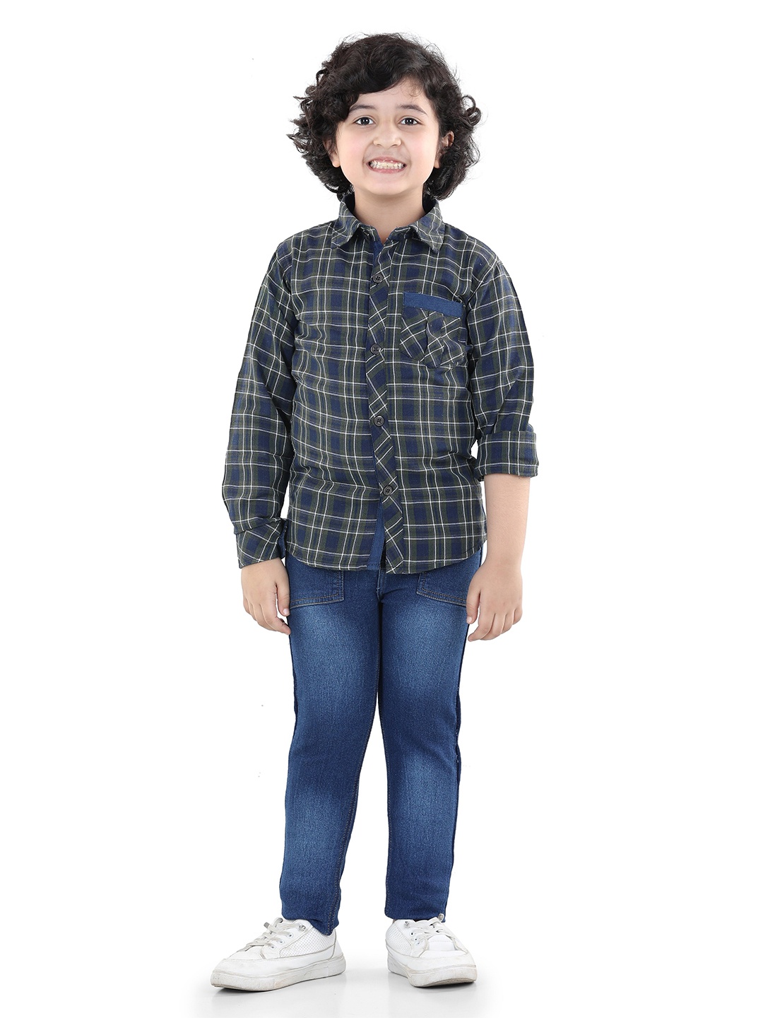 

Aj DEZInES Boys Green & Blue Checked Pure Cotton Shirt with Jeans