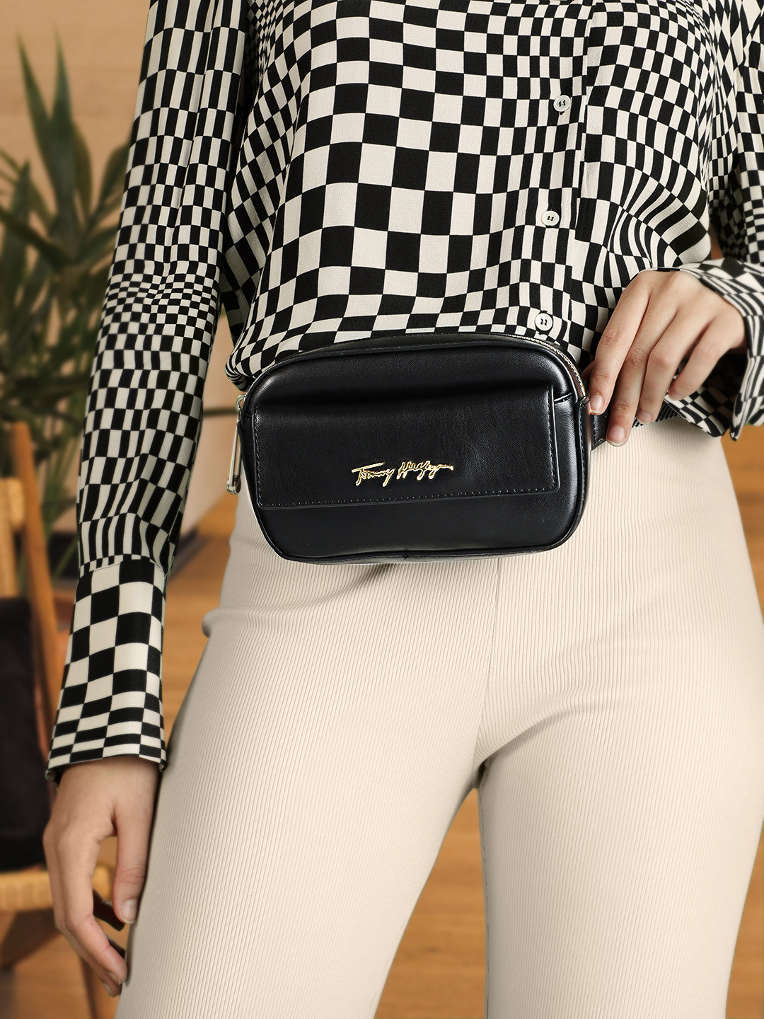 

Tommy Hilfiger Women Black Waist Pouch