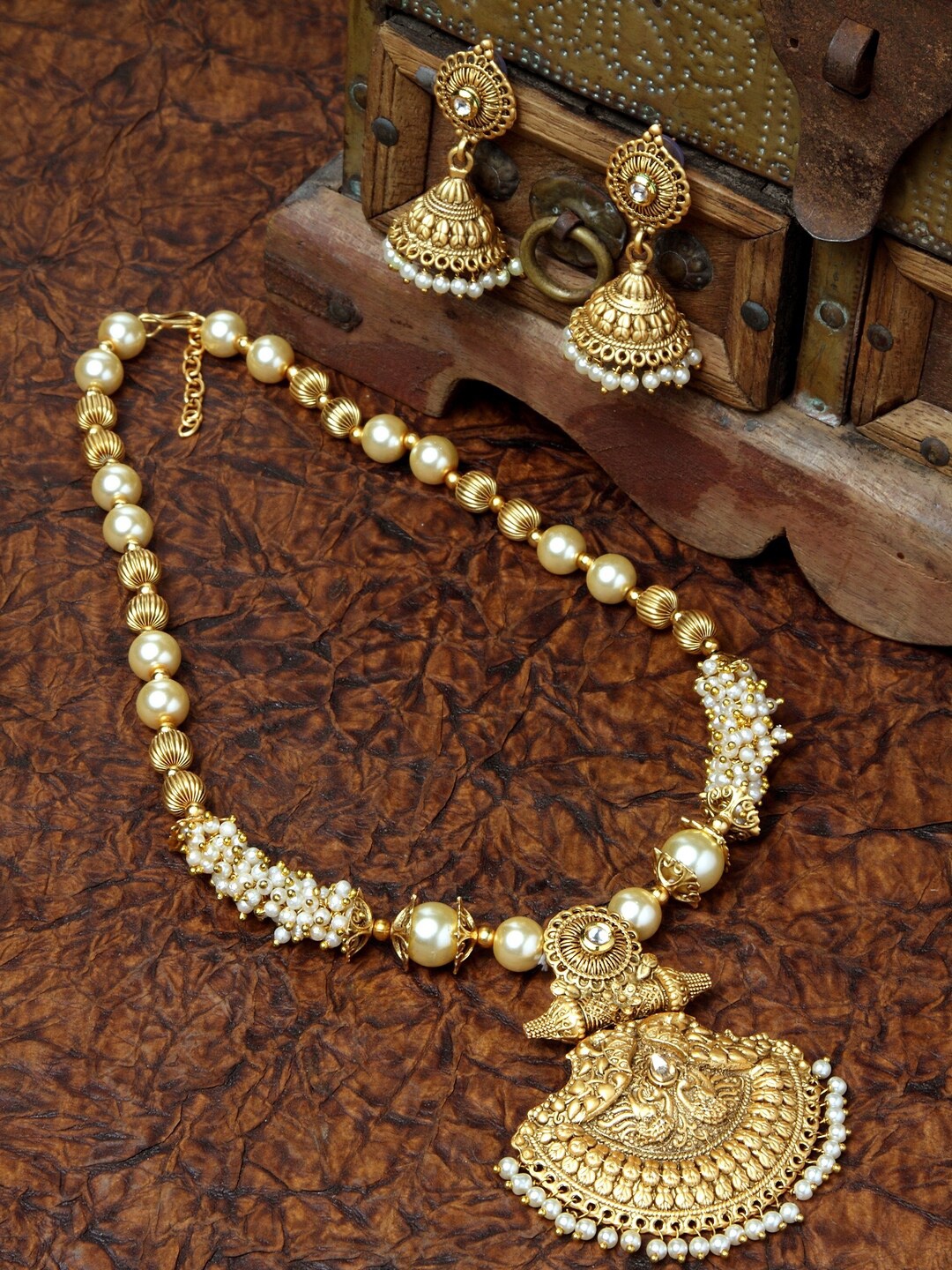 

PANASH Gold-Plated Off-White Stone Studded & Pearls Beaded Jewellery Set