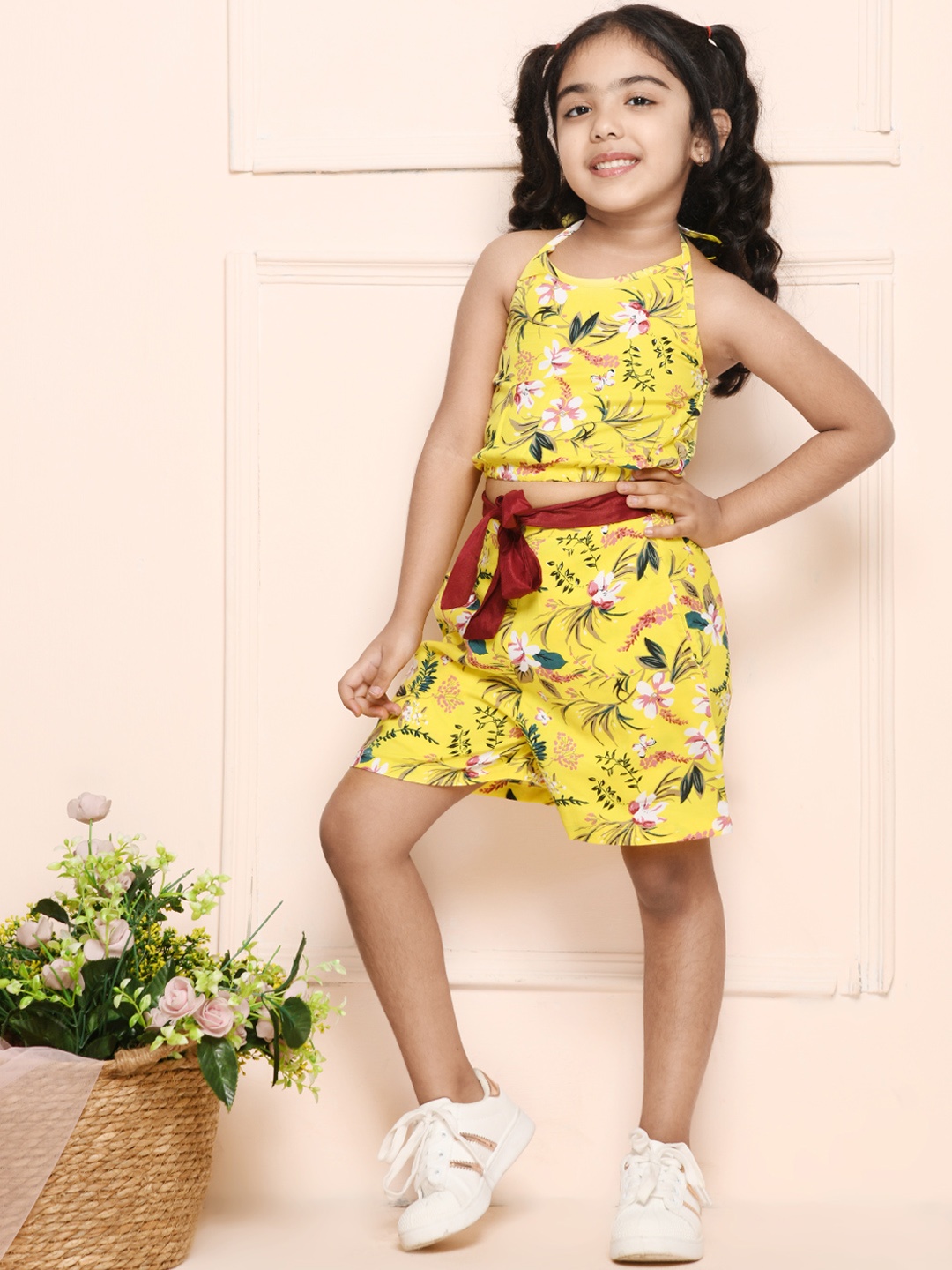 

LilPicks Girls Yellow & Black Halter Neck Crop Top With Short Set
