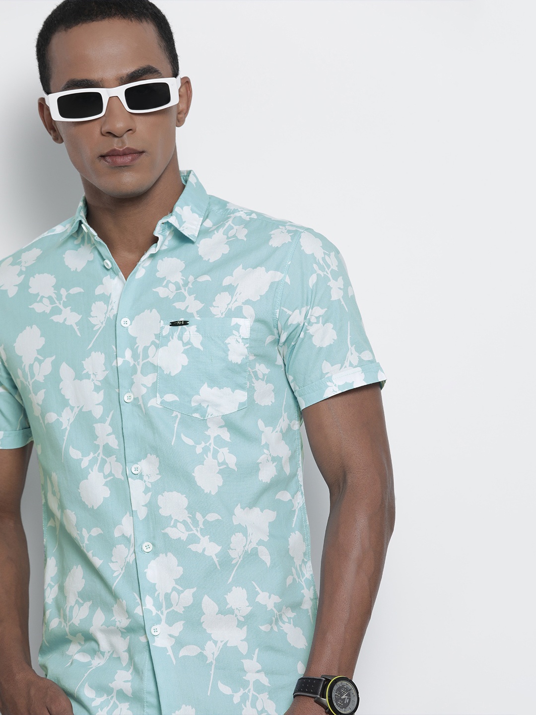 

The Indian Garage Co Men Slim Fit Floral Printed Resortwear Shirt, Blue