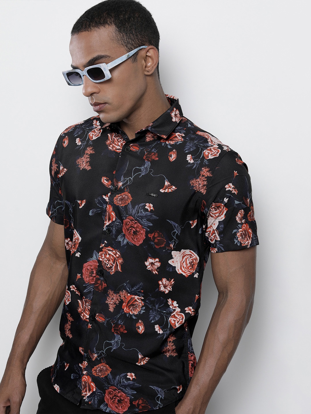 

The Indian Garage Co Men Slim Fit Floral Printed Resortwear Shirt, Black