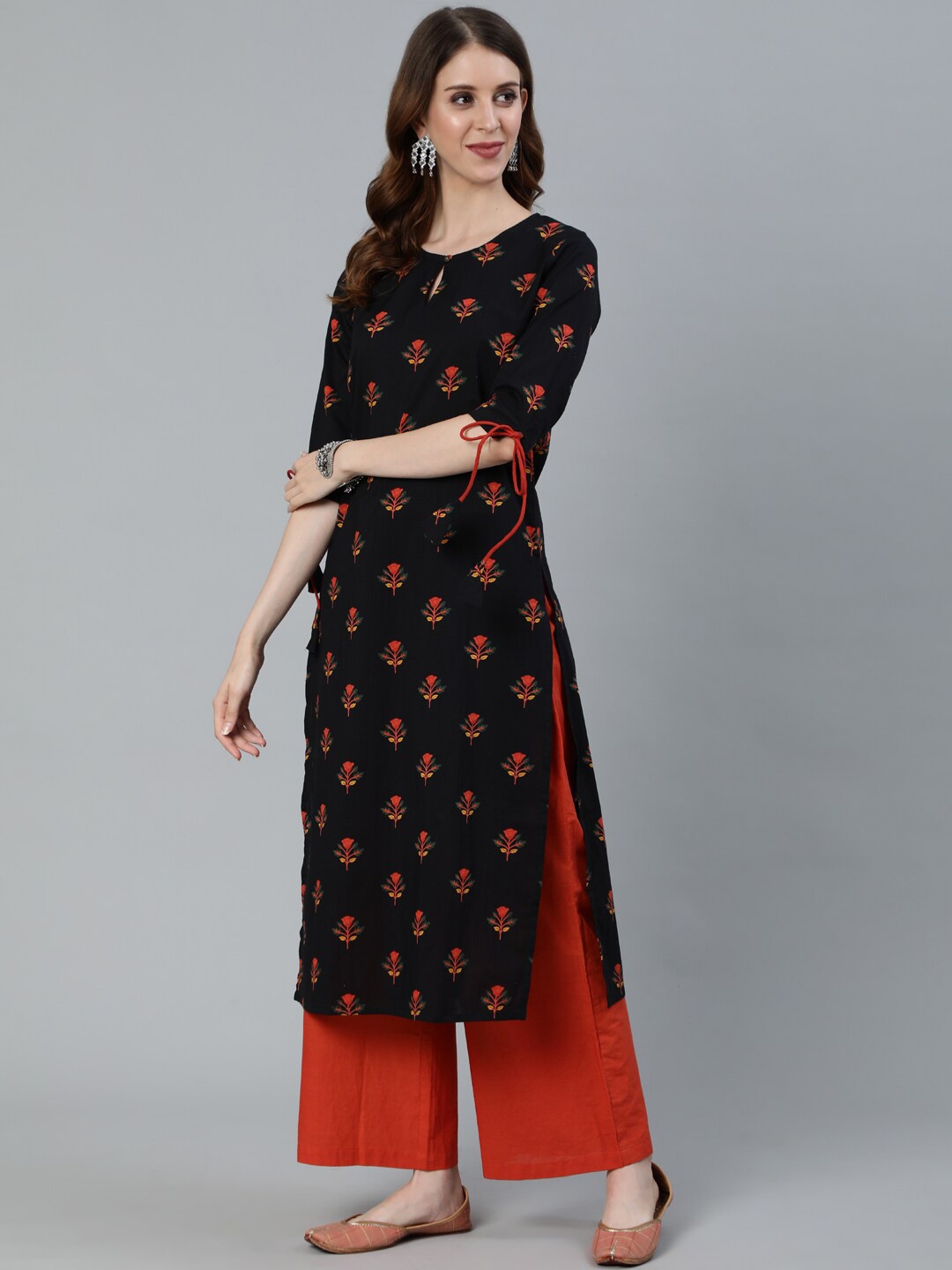 

antaran Women Black Floral Printed Thread Work Kurta