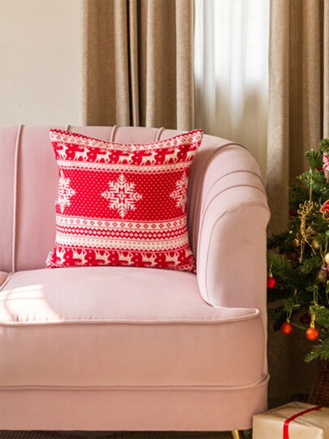 

BandBox Red & White Ethnic Motifs Square Cushion Covers