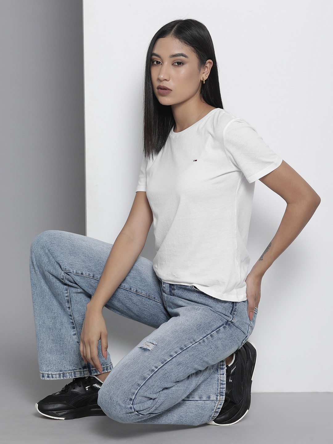 

Tommy Hilfiger Women White Solid Round Neck Pure Cotton Slim Fit T-shirt
