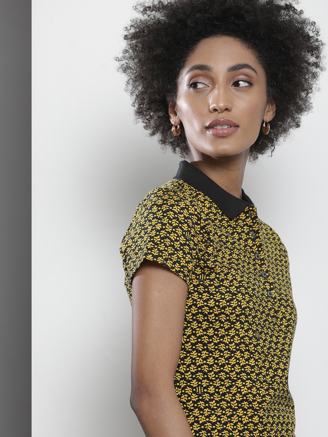 

Tommy Hilfiger Women Yellow & Black Leaf Printed Slim Fit Polo Collar T-shirt