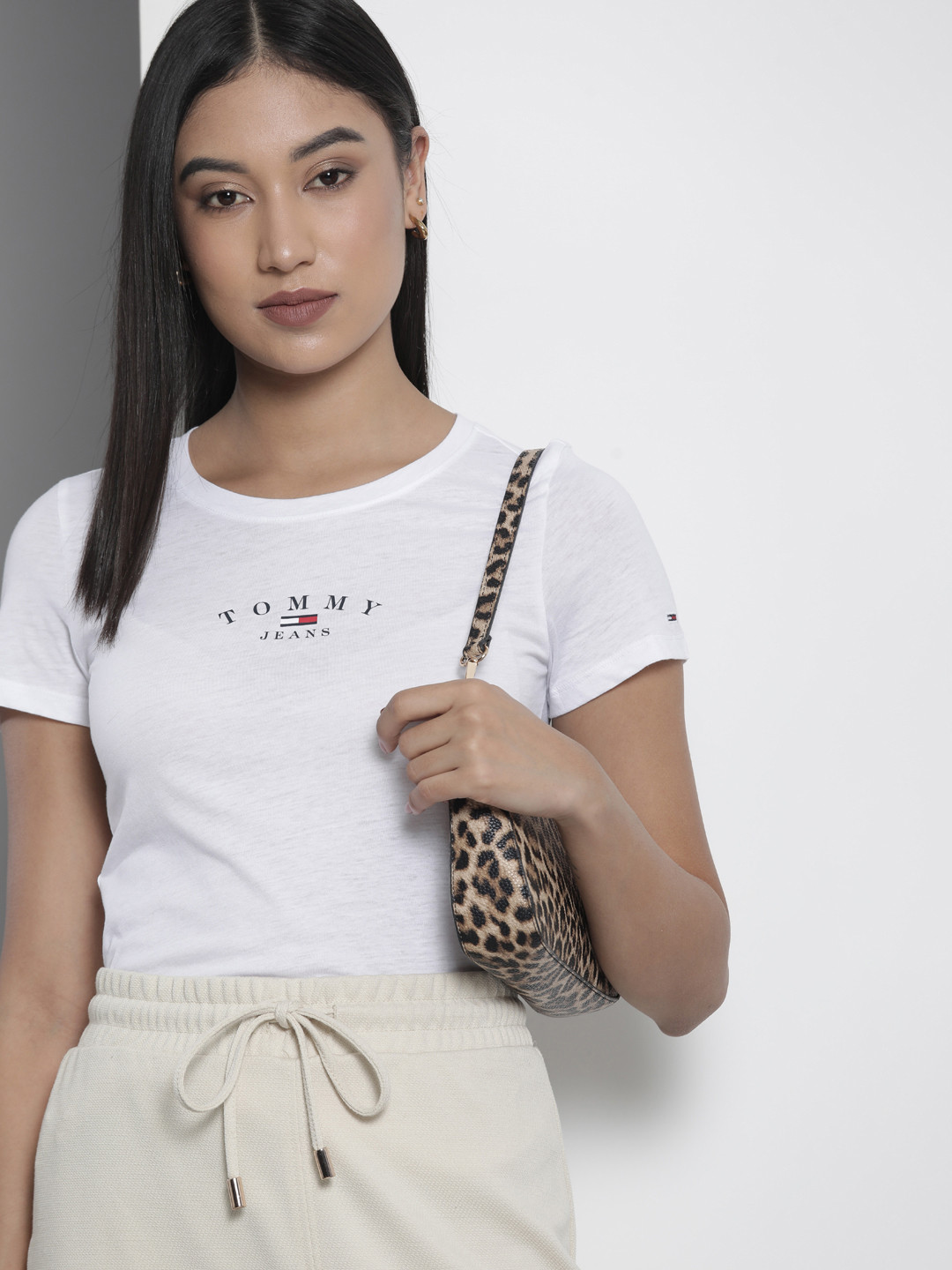 

Tommy Hilfiger Women White Brand Logo Printed Pure Cotton Slim Fit T-shirt