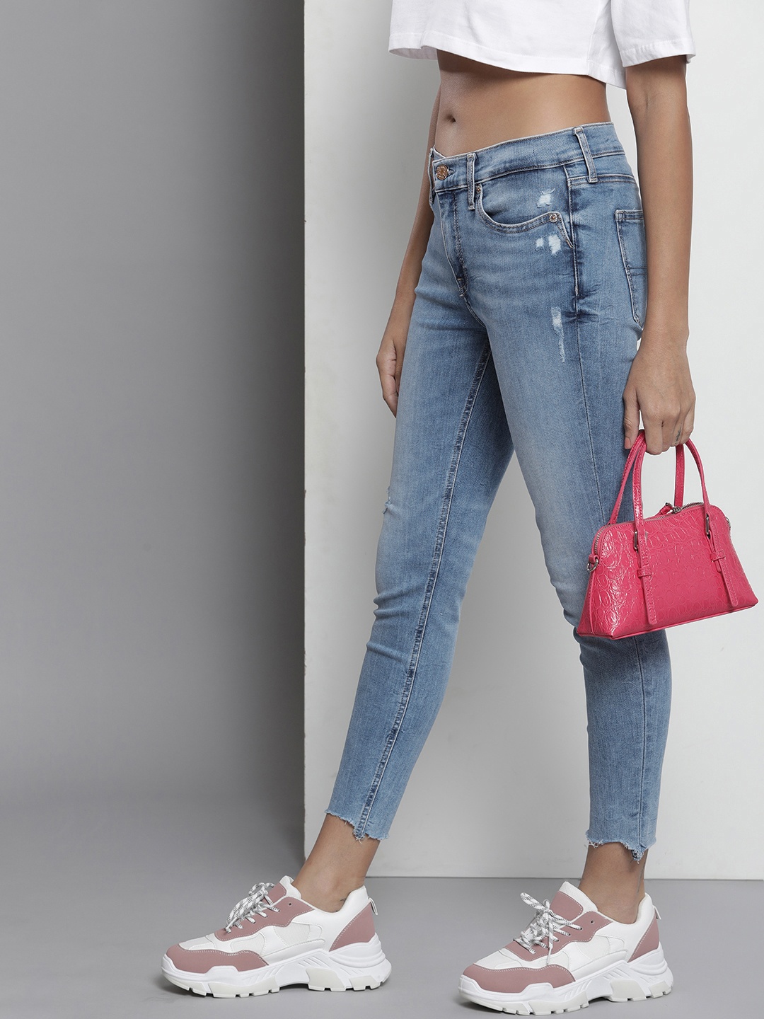 

Tommy Hilfiger Women Skinny Fit Low Distress Heavy Fade Stretchable Jeans, Blue