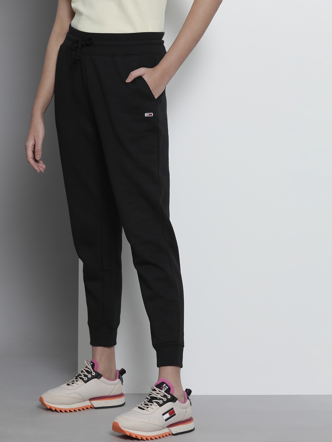 

Tommy Hilfiger Women Black Solid Regular Fit Sweatpants