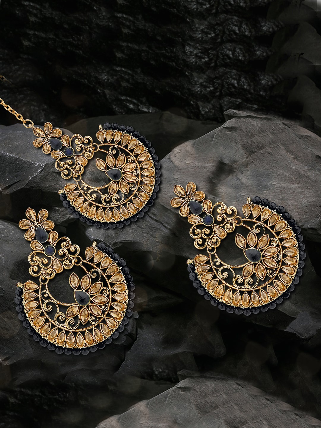 

LIVE EVIL Black Gold Plated Kundan & Pearl Maang Tika With Earrings Set