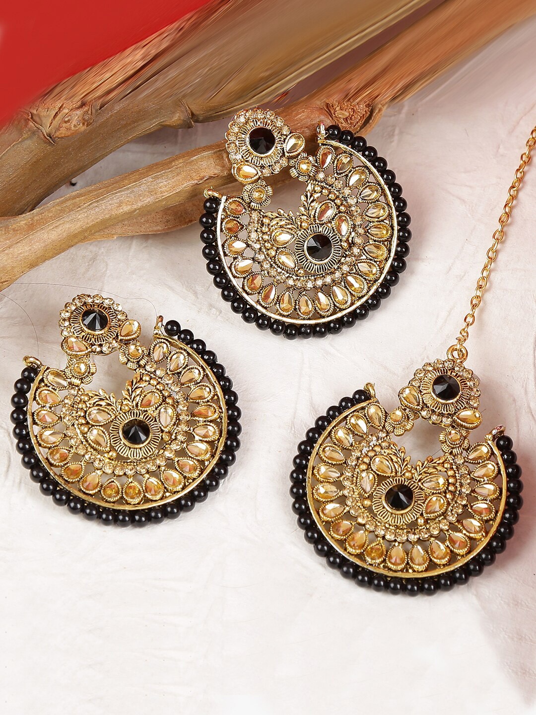 

LIVE EVIL Black Gold Plated Kundan & Pearl Maang Tika With Earrings Set