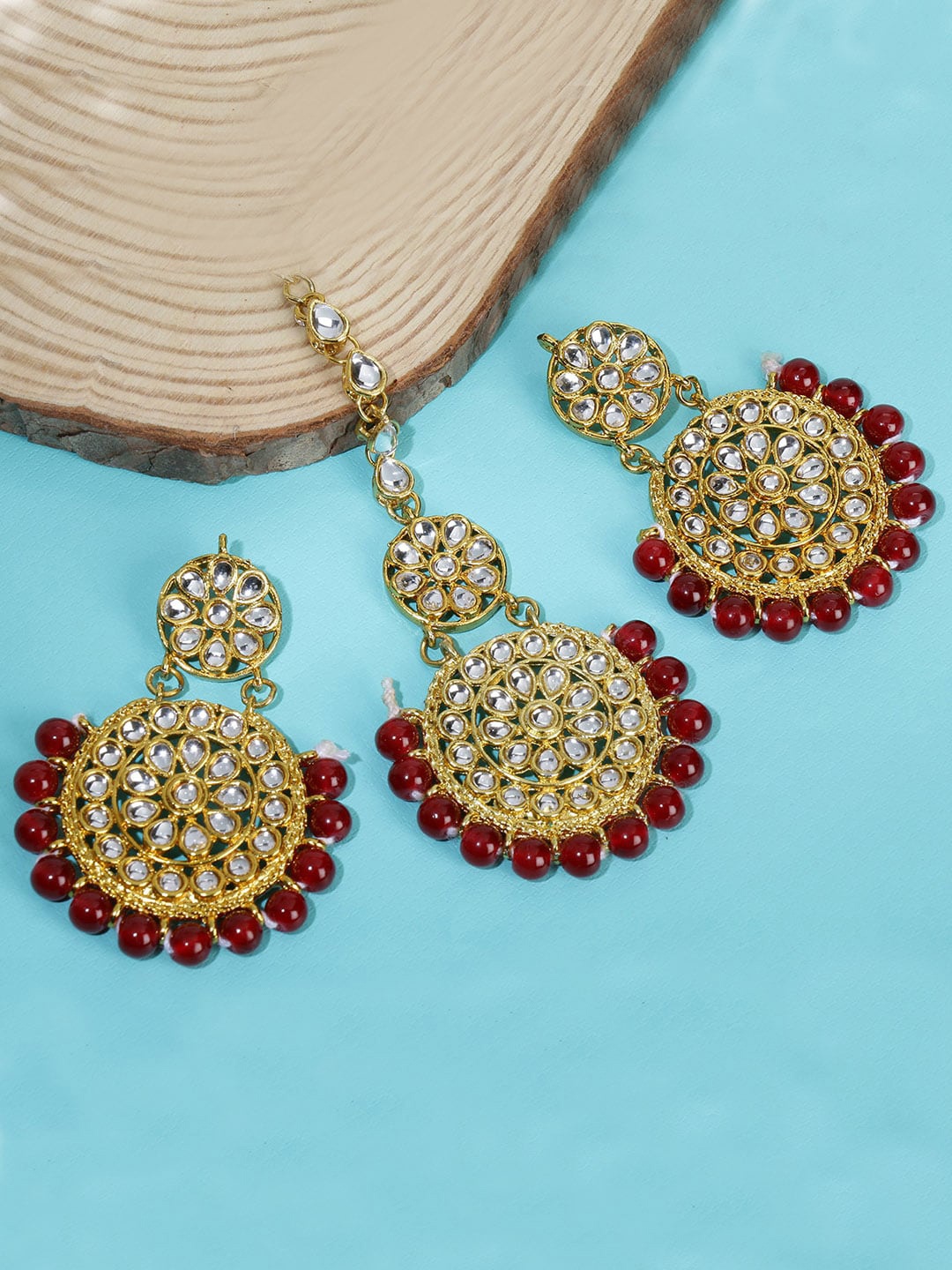 

LIVE EVIL Maroon & White Gold Plated Kundan & Pearl Maang Tika With Earrings Set