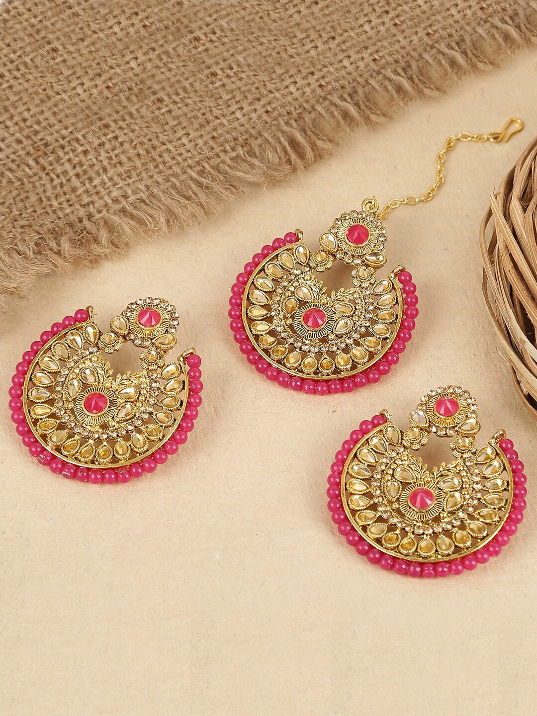 

LIVE EVIL Pink Gold Plated Kundan & Pearl Maang Tika With Earrings Set
