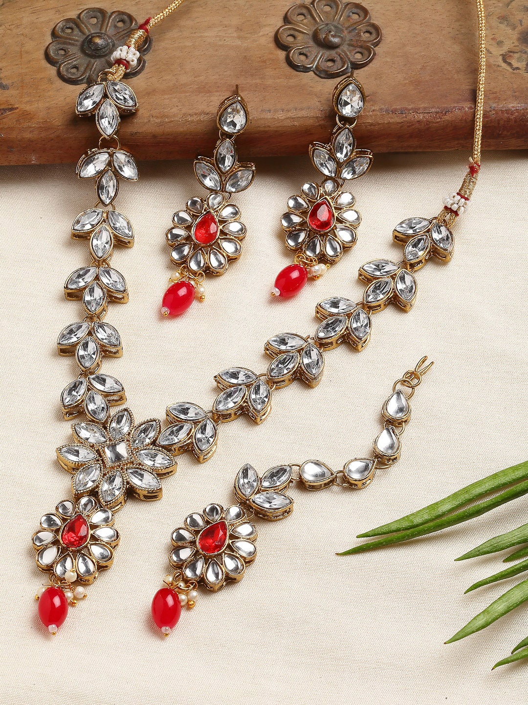 

ZENEME Red Gold-Plated Kundan Pearl Studded Floral Shaped Jewellery Set