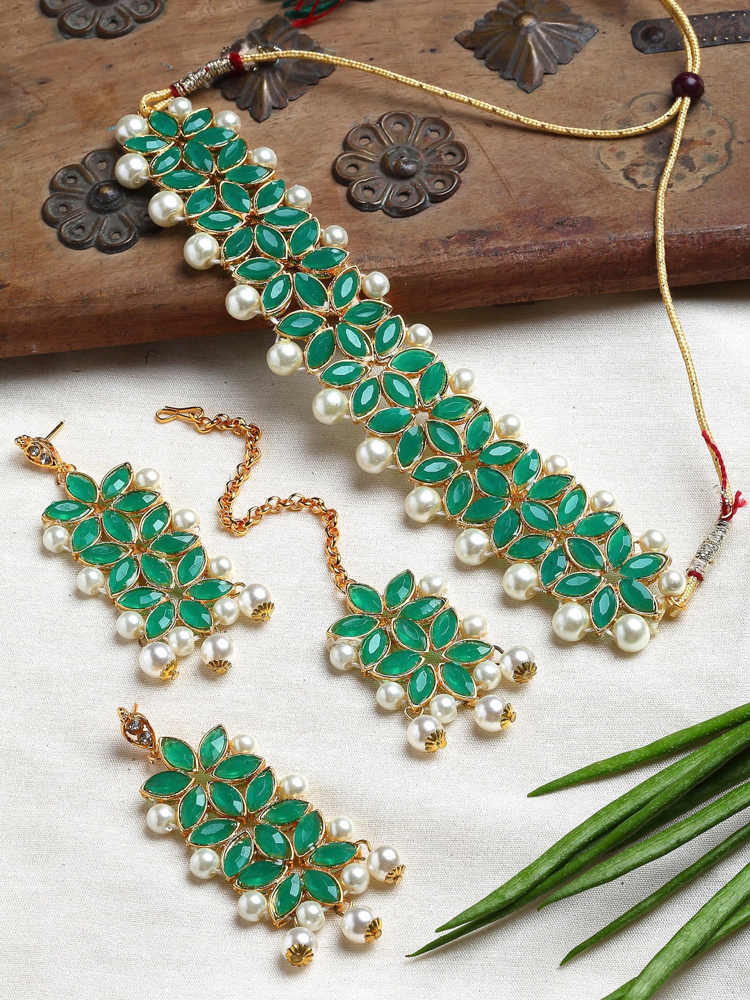 

ZENEME Gold-Plated & Green Kundan Studded Choker Jewellery Set