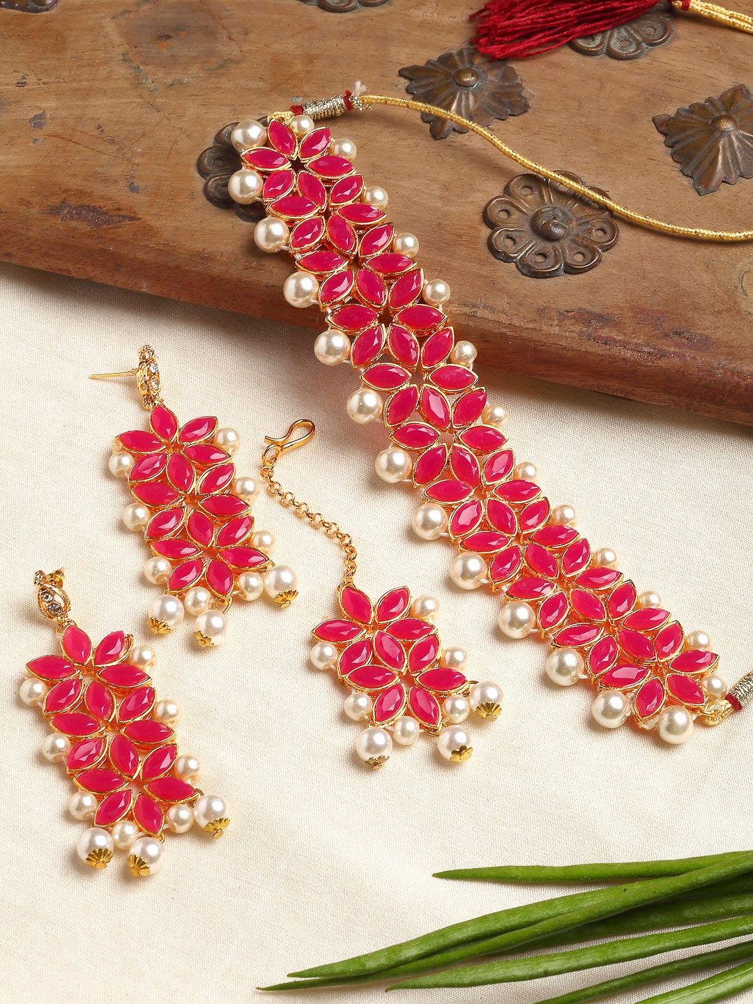 

ZENEME Gold-Plated & Red Kundan Studded Choker Jewellery Set