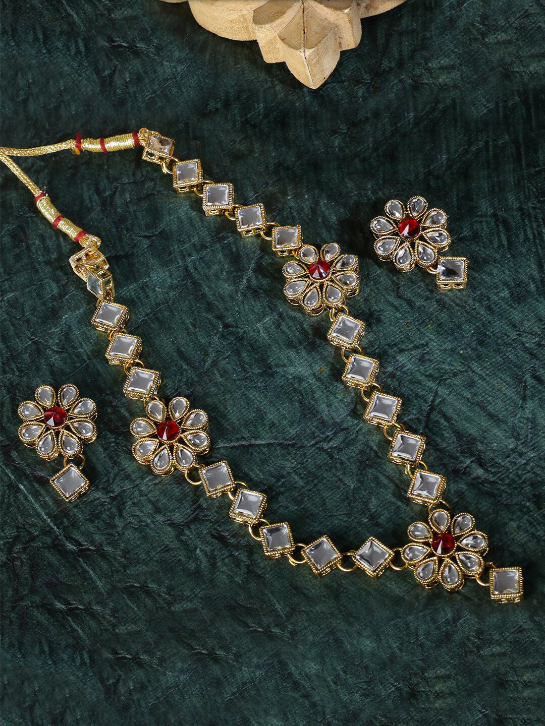

LIVE EVIL Red & Gold-Toned Kundan Studded Jewellery Set