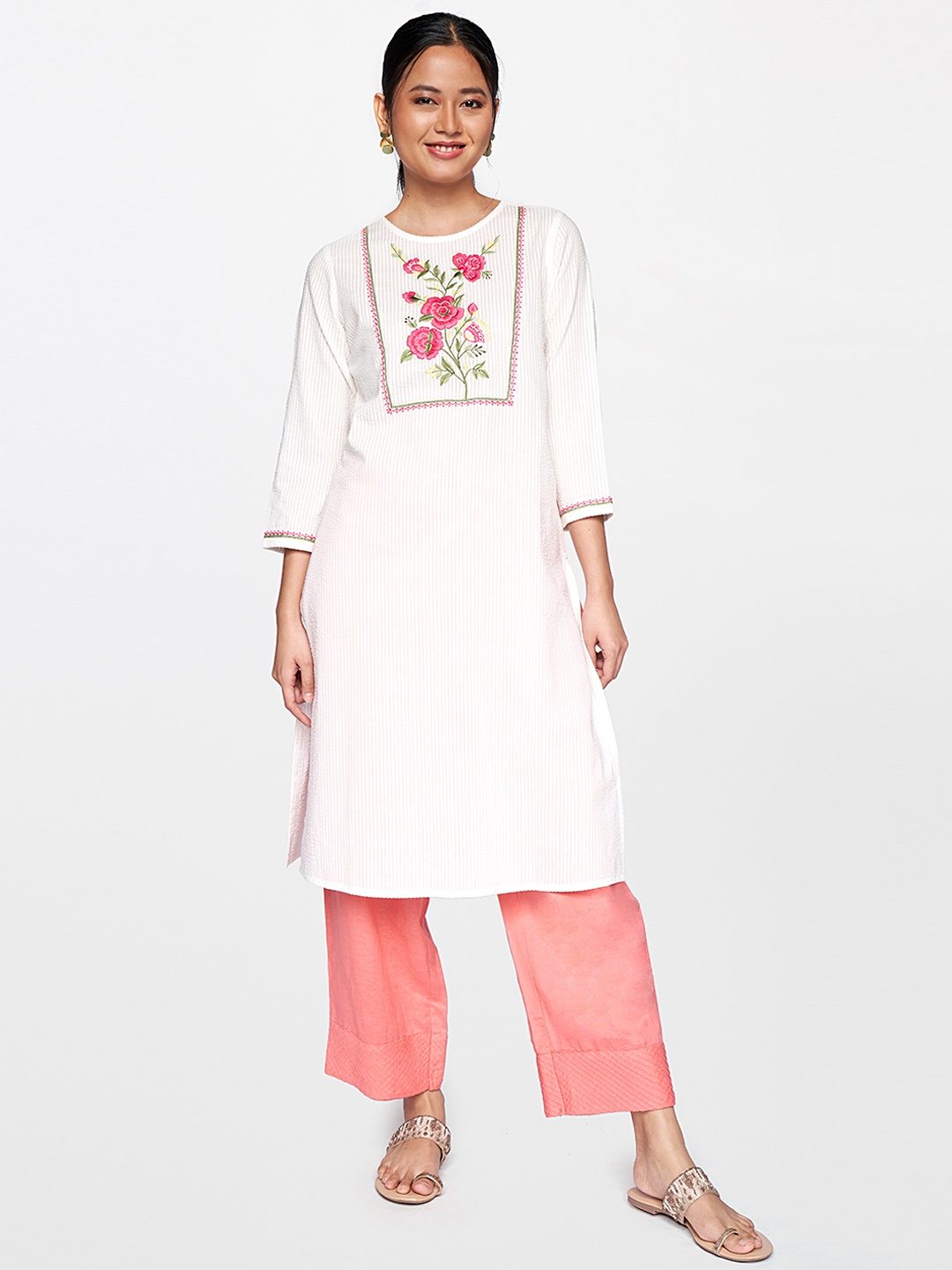 

Global Desi Women White Floral Embroidered Kurta