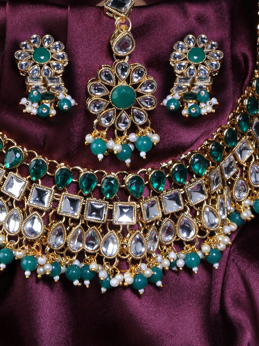 

LIVE EVIL Green & Gold-Plated Kundan Studded Maang Tika Jewellery Set