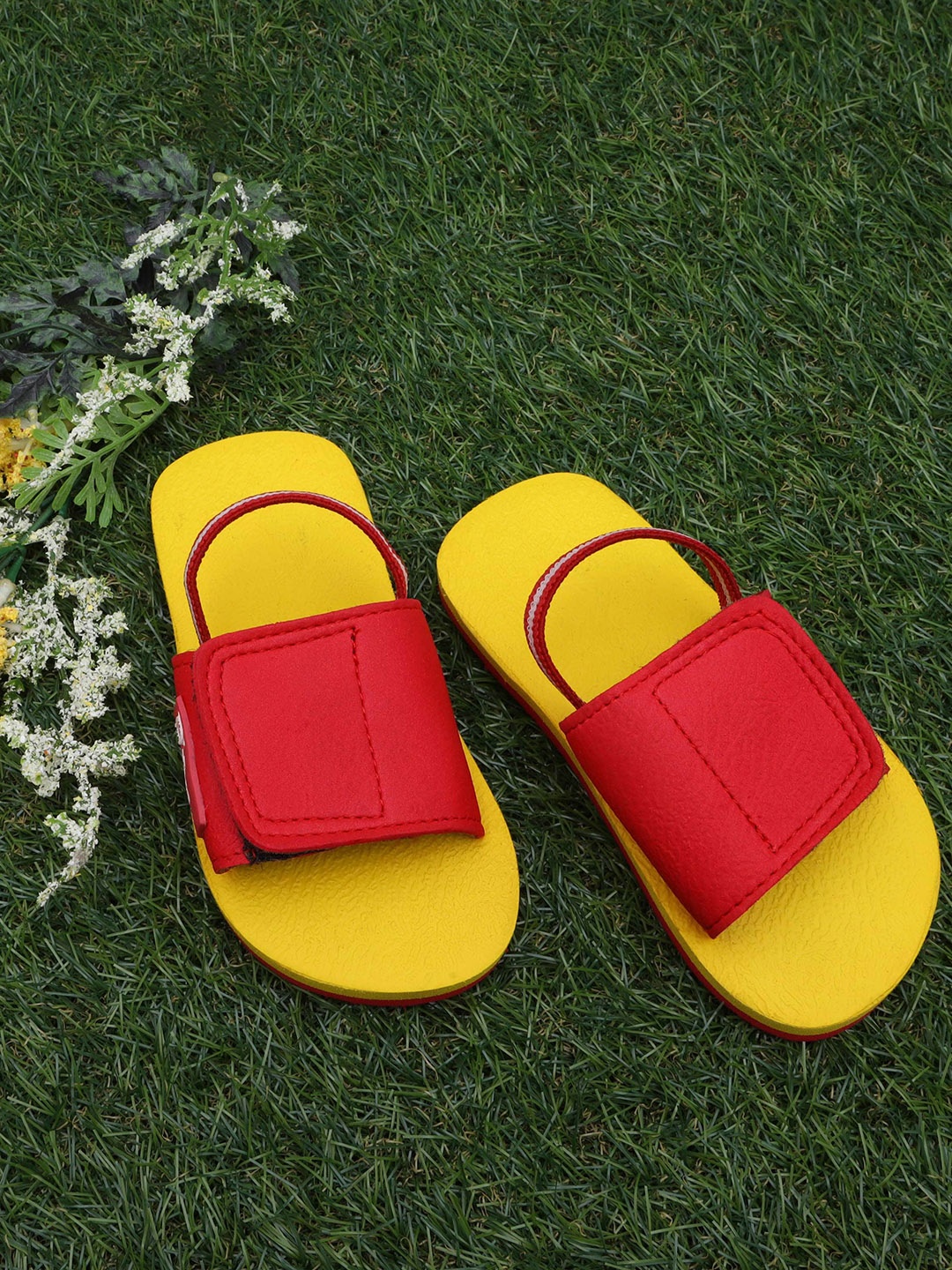 

DChica Boys Yellow Open Toe Sliders