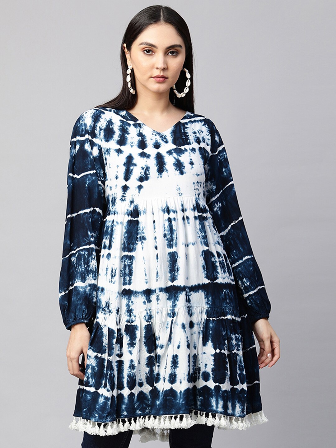 

FASHOR Navy Blue & White Ethnic Motifs Dyed V-Neck Tired Pure Cotton Kurti