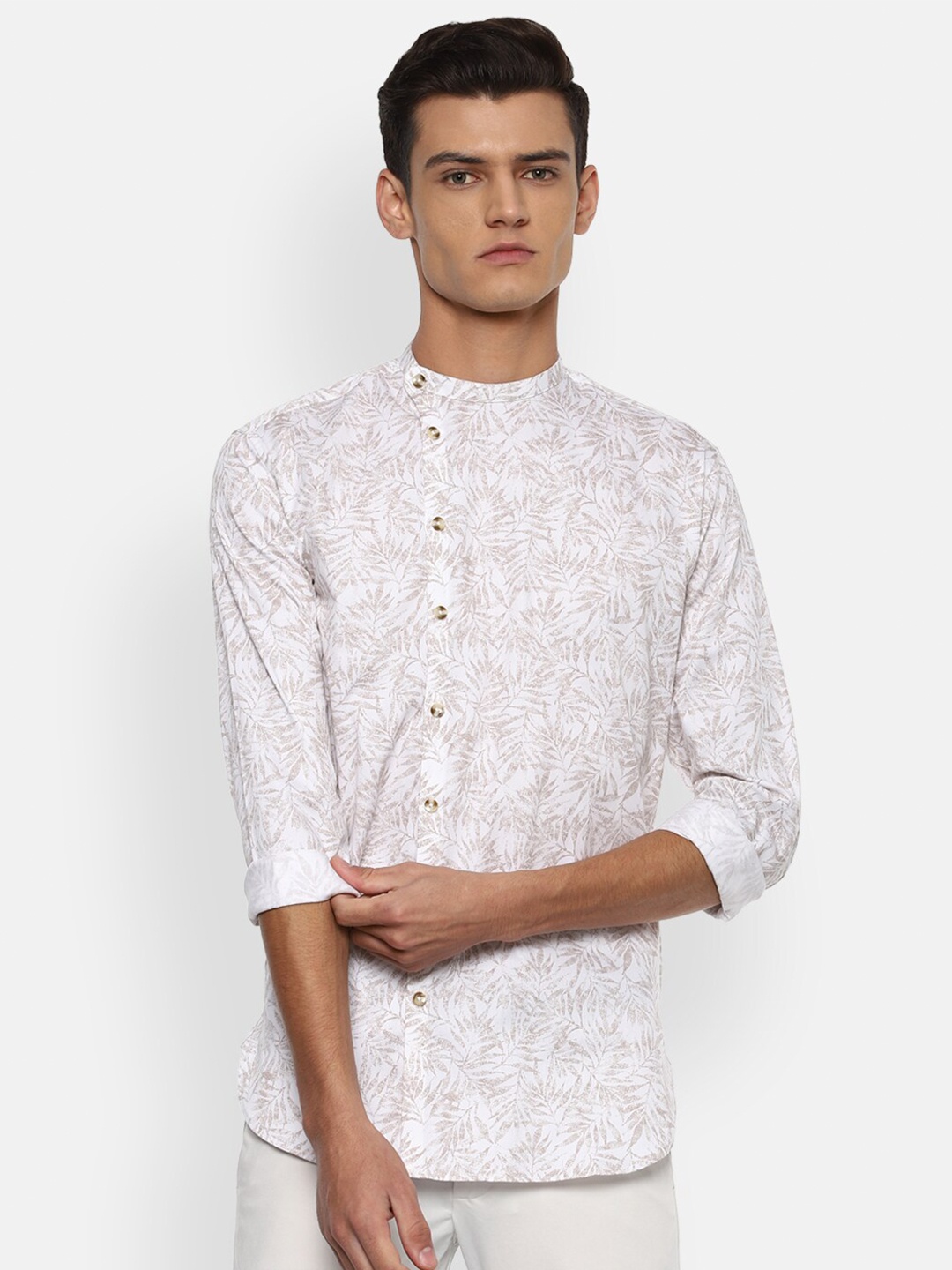 

V Dot Men White Slim Fit Floral Printed Pure Cotton Casual Shirt