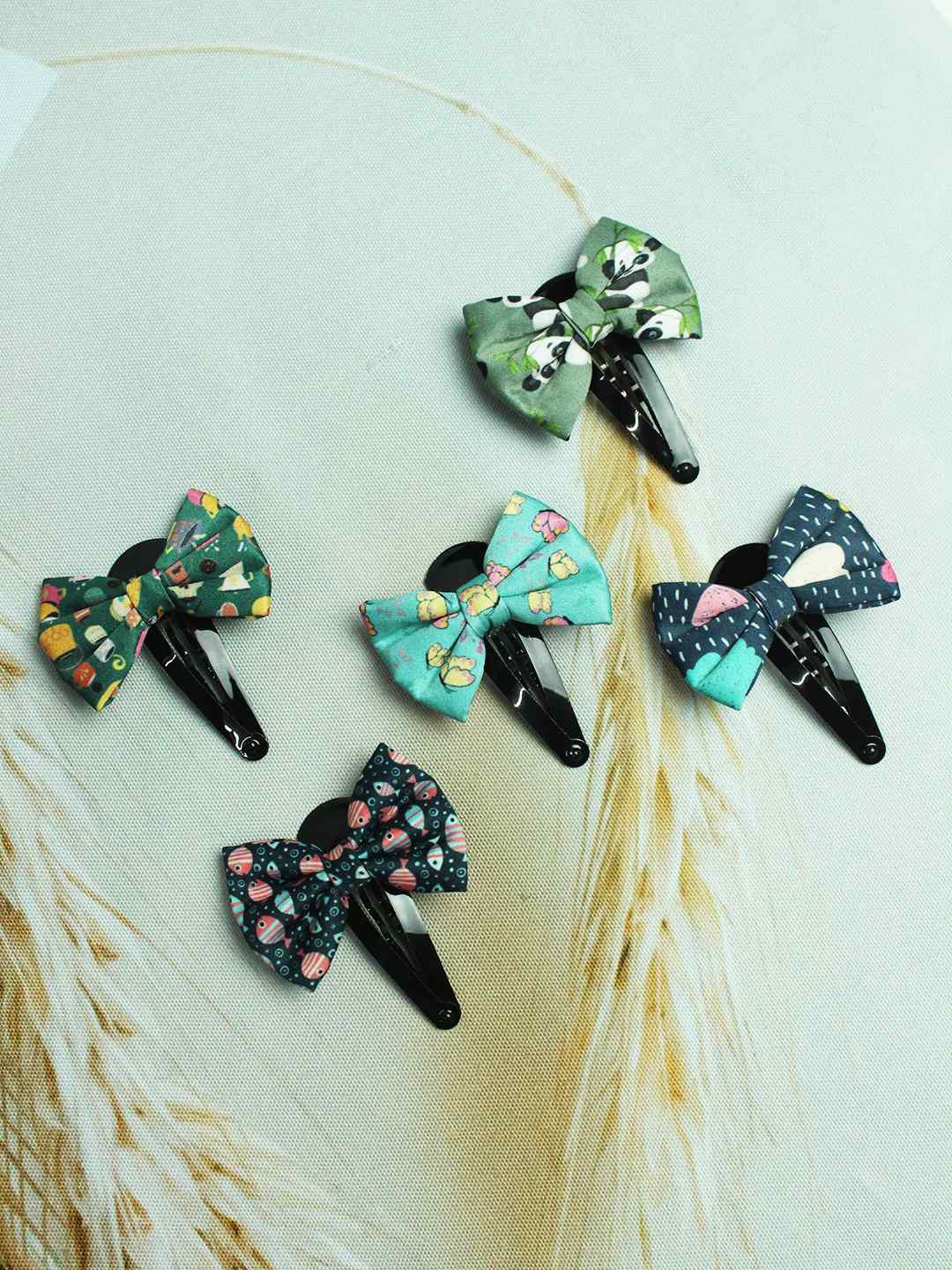 

Tossido Girls Blue & Green Set of 5 Embellished Tic Tac Hair Clip