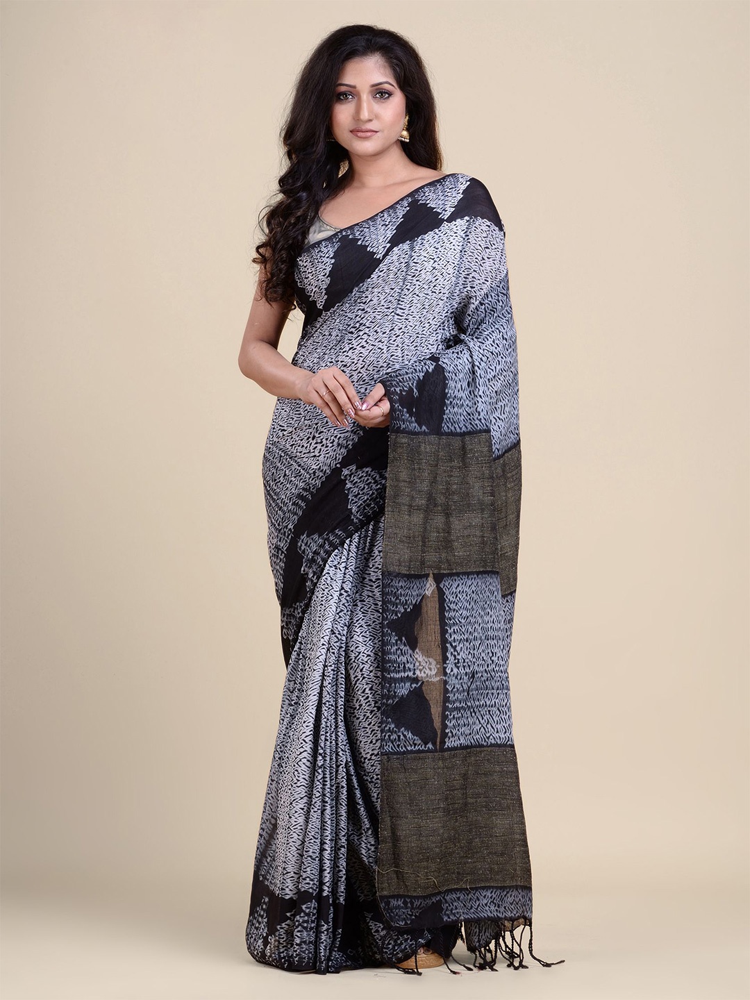 

Charukriti White & Black Printed Pure Cotton Saree