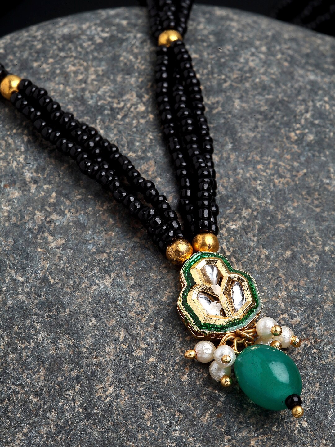 

DUGRISTYLE Black & Gold-Toned Pearls & Kundan Studded Necklace