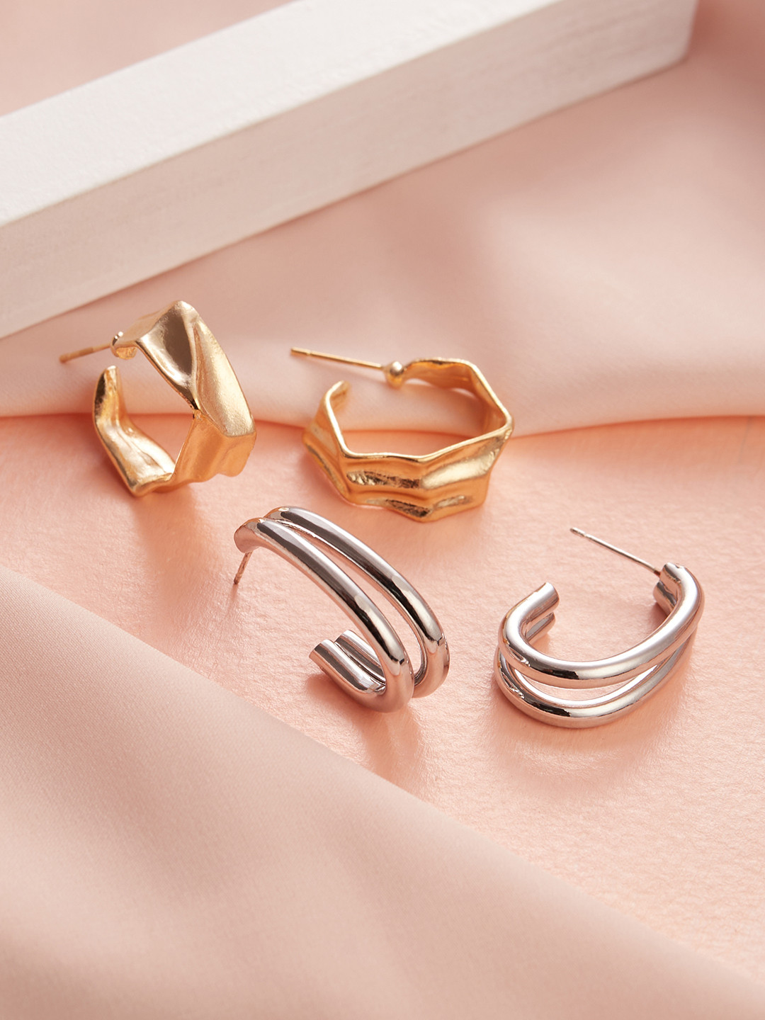 

TOKYO TALKIES X rubans FASHION ACCESSORIES Set of 2 Gold & Silver Plated Hoop Earrings