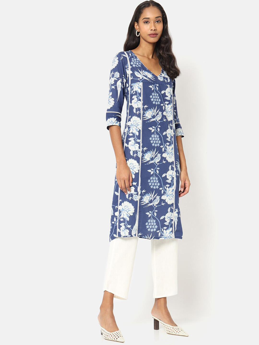 

Saaki Women Navy Blue & White Floral Printed Kurta