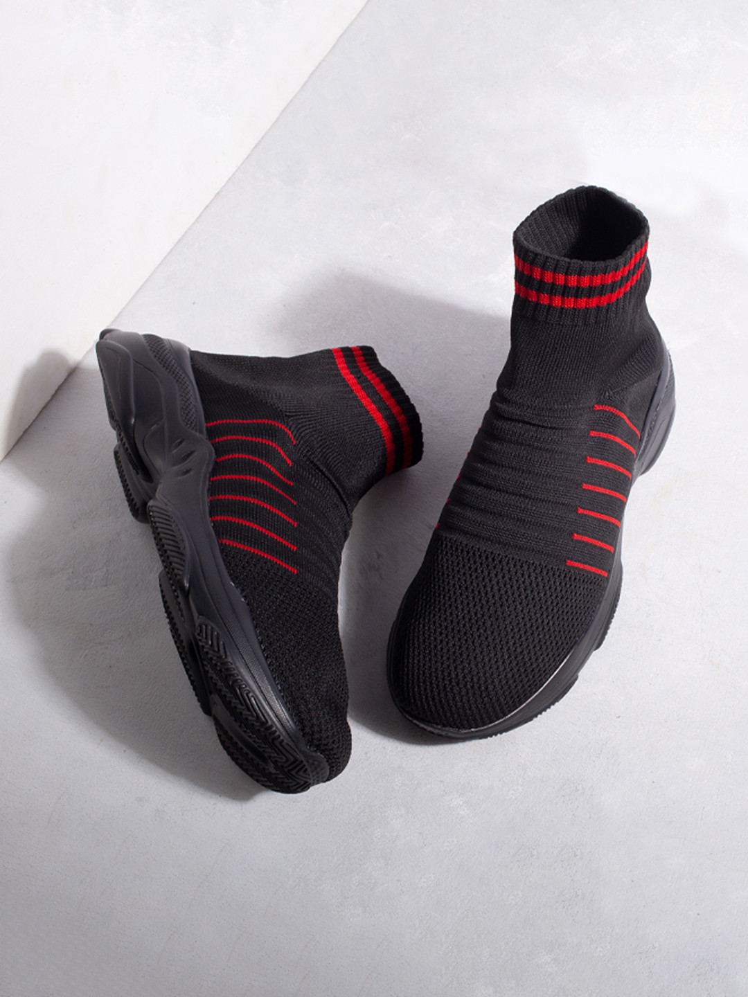 

Big Fox Men Black Striped Slip-On Sneakers