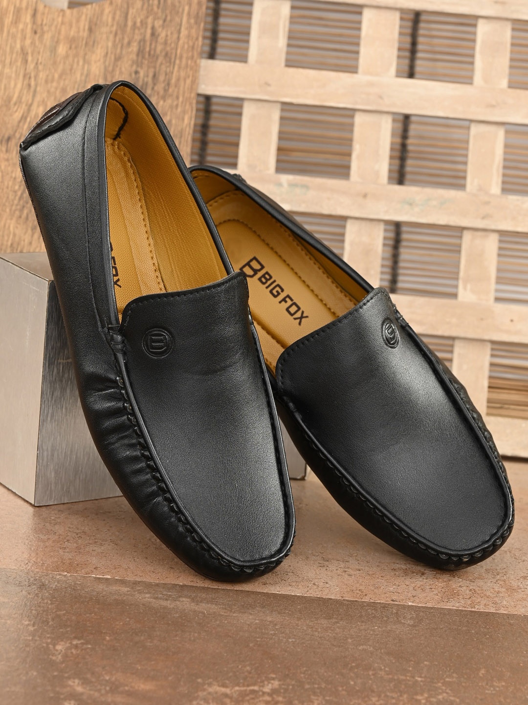 

Big Fox Men Black Solid Loafers
