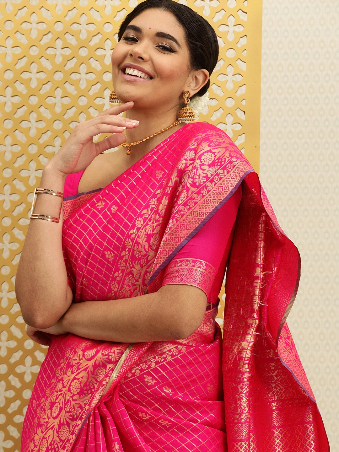 

House of Pataudi Pink & Golden Checked Embroidered Silk Blend Jashn Banarasi Saree