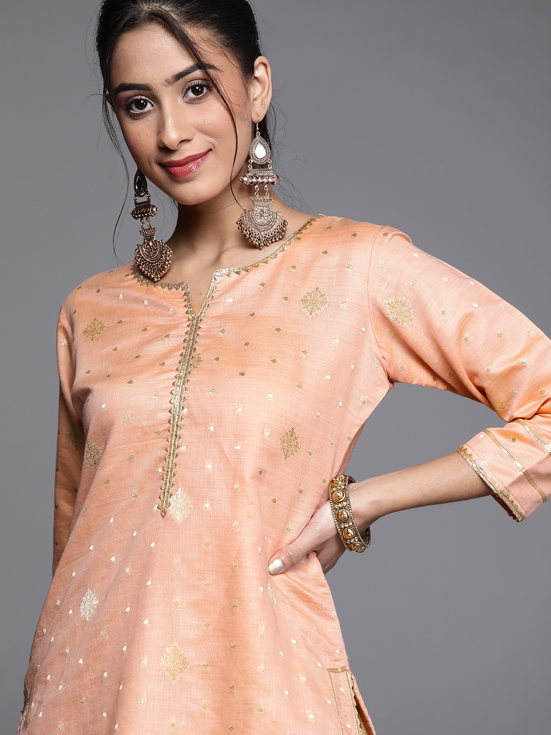 

Libas Women Peach-Coloured & Gold-Toned Floral Gotta Patti Chanderi Silk Chanderi Silk Kurta