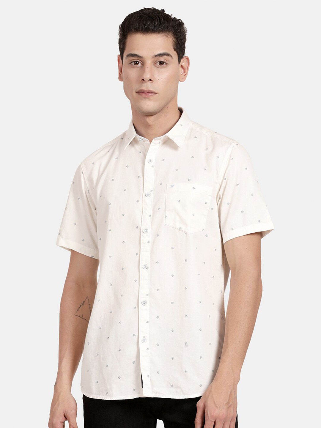 

t-base Men White Printed Casual Shirt