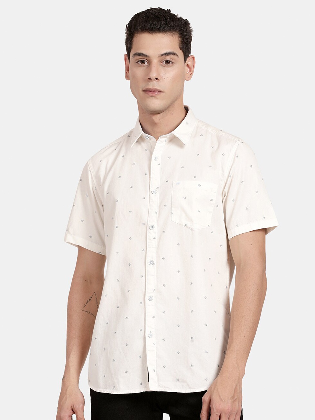 

t-base Men White Printed Regular Fit Pure Cotton Casual Shirt