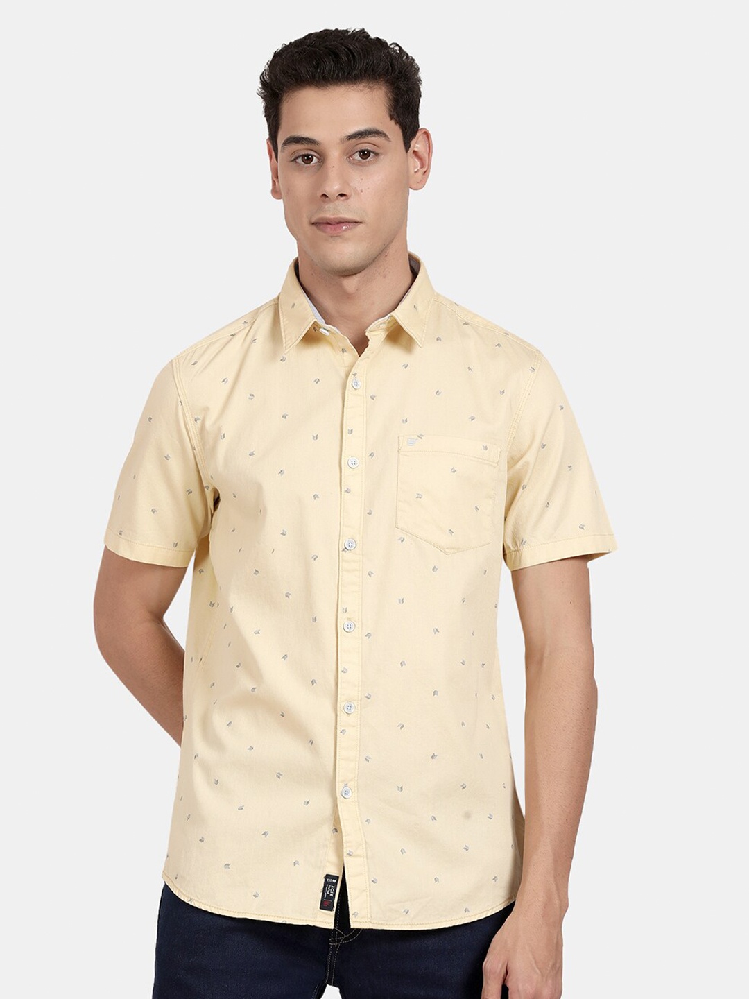 

t-base Men Yellow Printed Casual Shirt