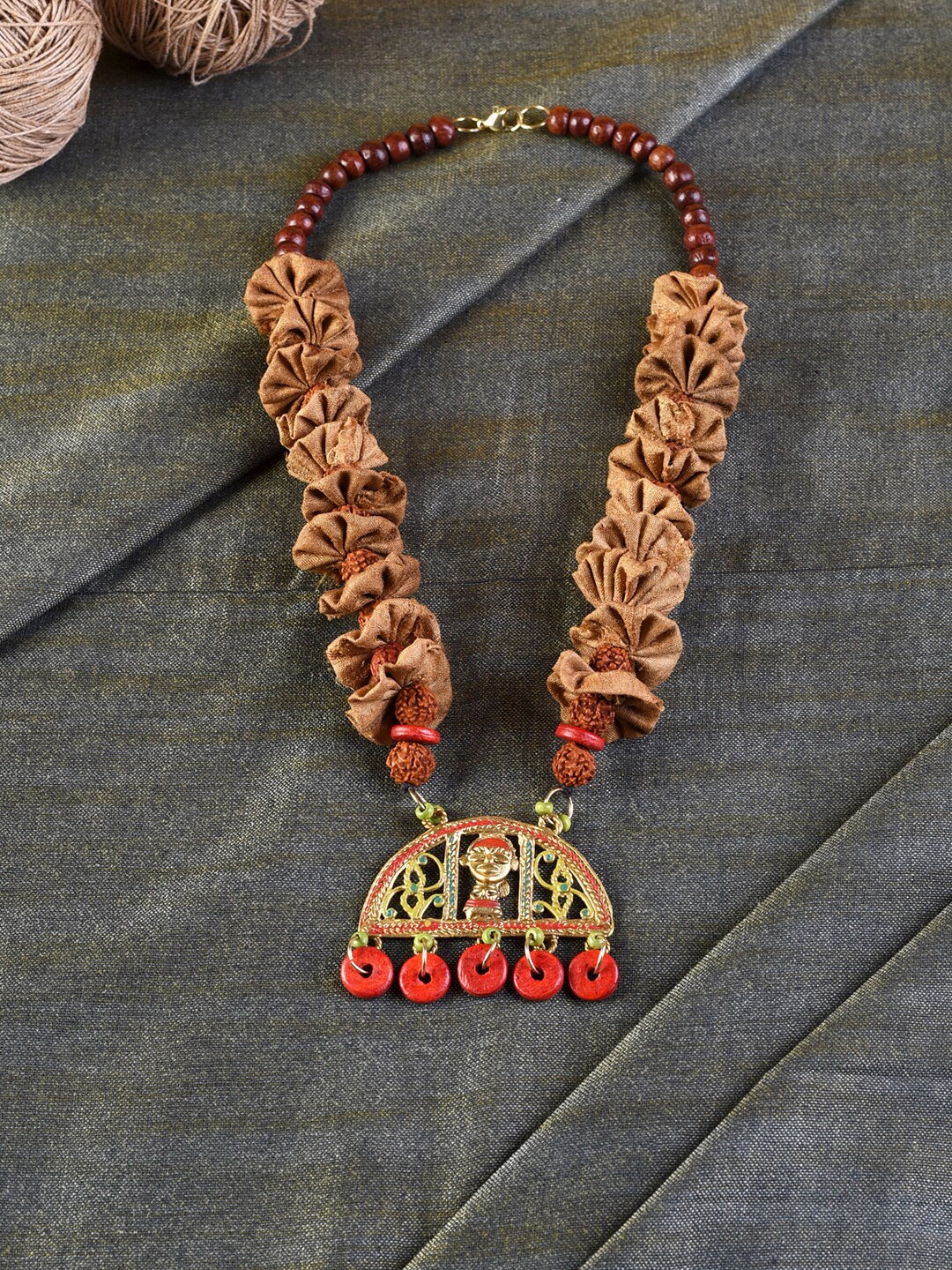 

AAKRITI ART CREATIONS Beige & Gold-Toned Brass Handcrafted Tribal Dhokra Necklace