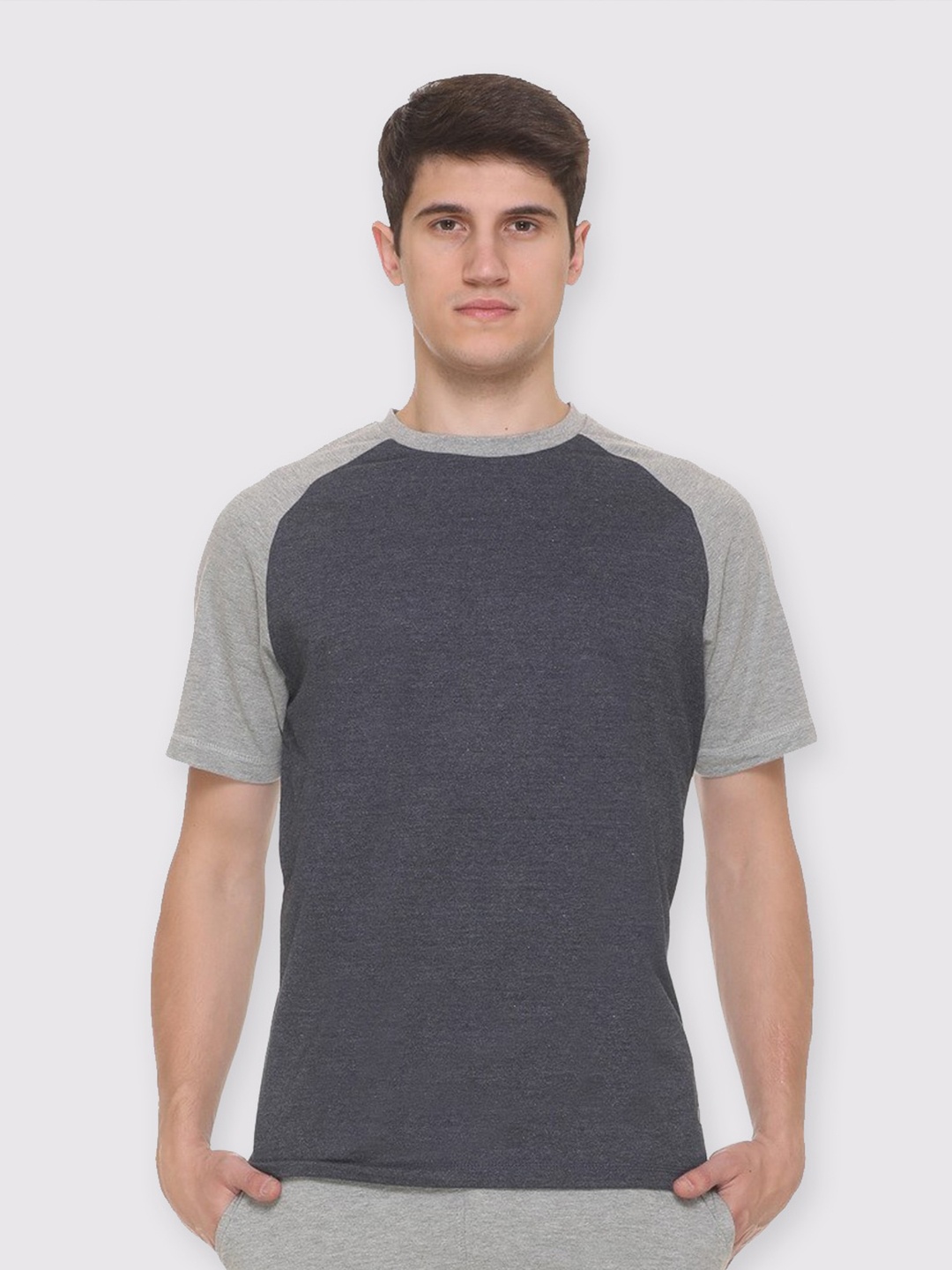 

Obaan Men Blue & quartz V-Neck Extended Sleeves Applique T-shirt