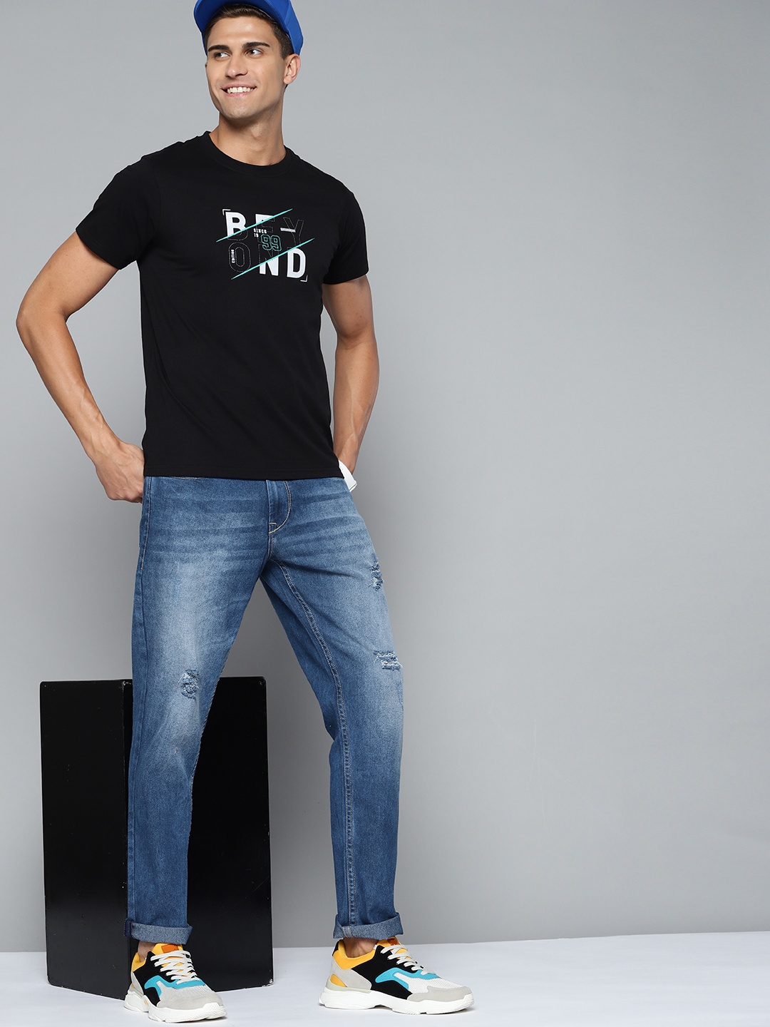 

HERE&NOW Men Blue Mildly Distressed Light Fade Stretchable Jeans
