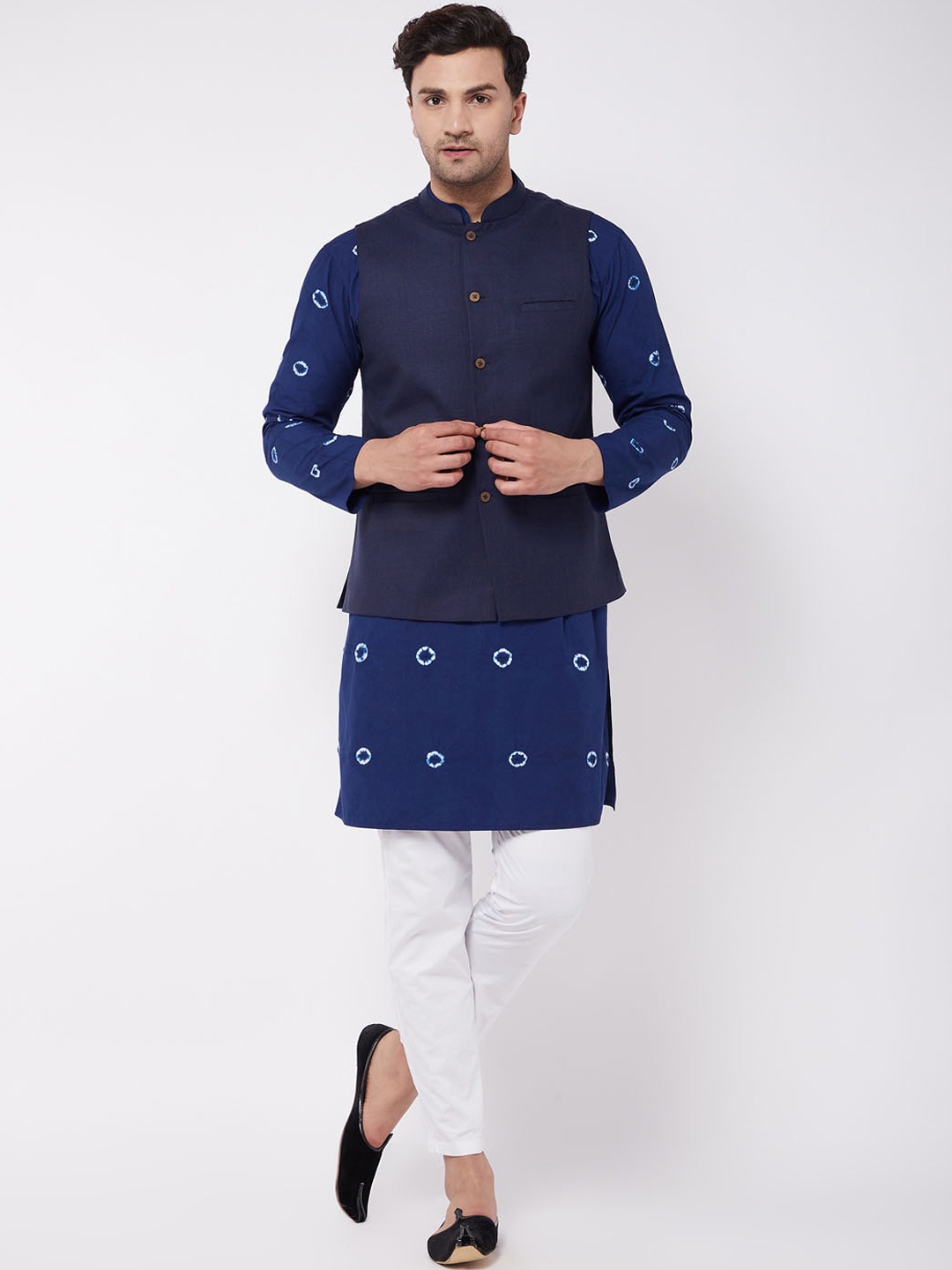 

VASTRAMAY Men Blue Bandhani Printed Layered Pure Cotton Kurta with Trousers