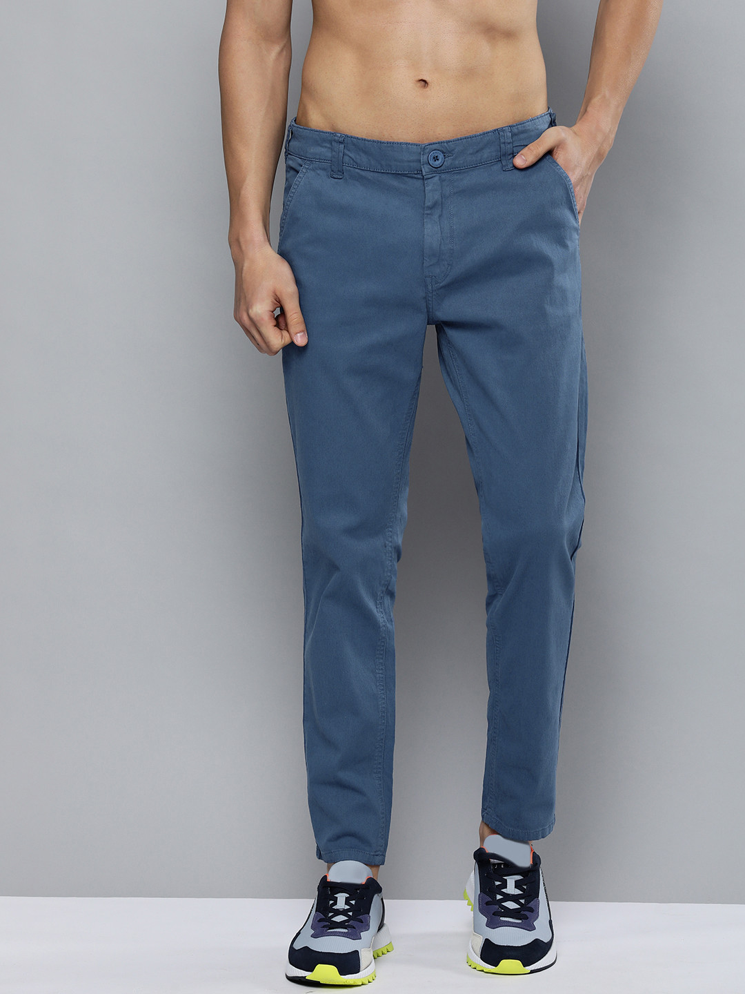 

HERE&NOW Men Blue Solid Slim Fit Low-Rise Plain Woven Flat-Front Chinos