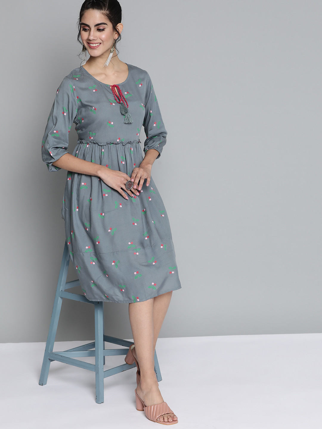 

HERE&NOW Grey & Pink Floral Print Tie-Up Neck A-Line Dress