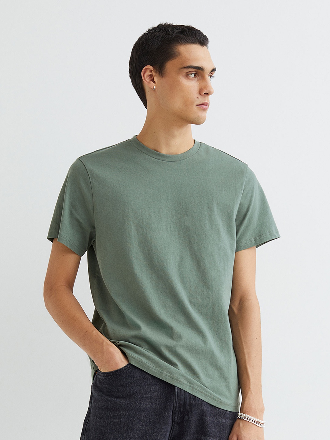 

H&M Men Green Solid Regular Fit Round-neck T-shirt