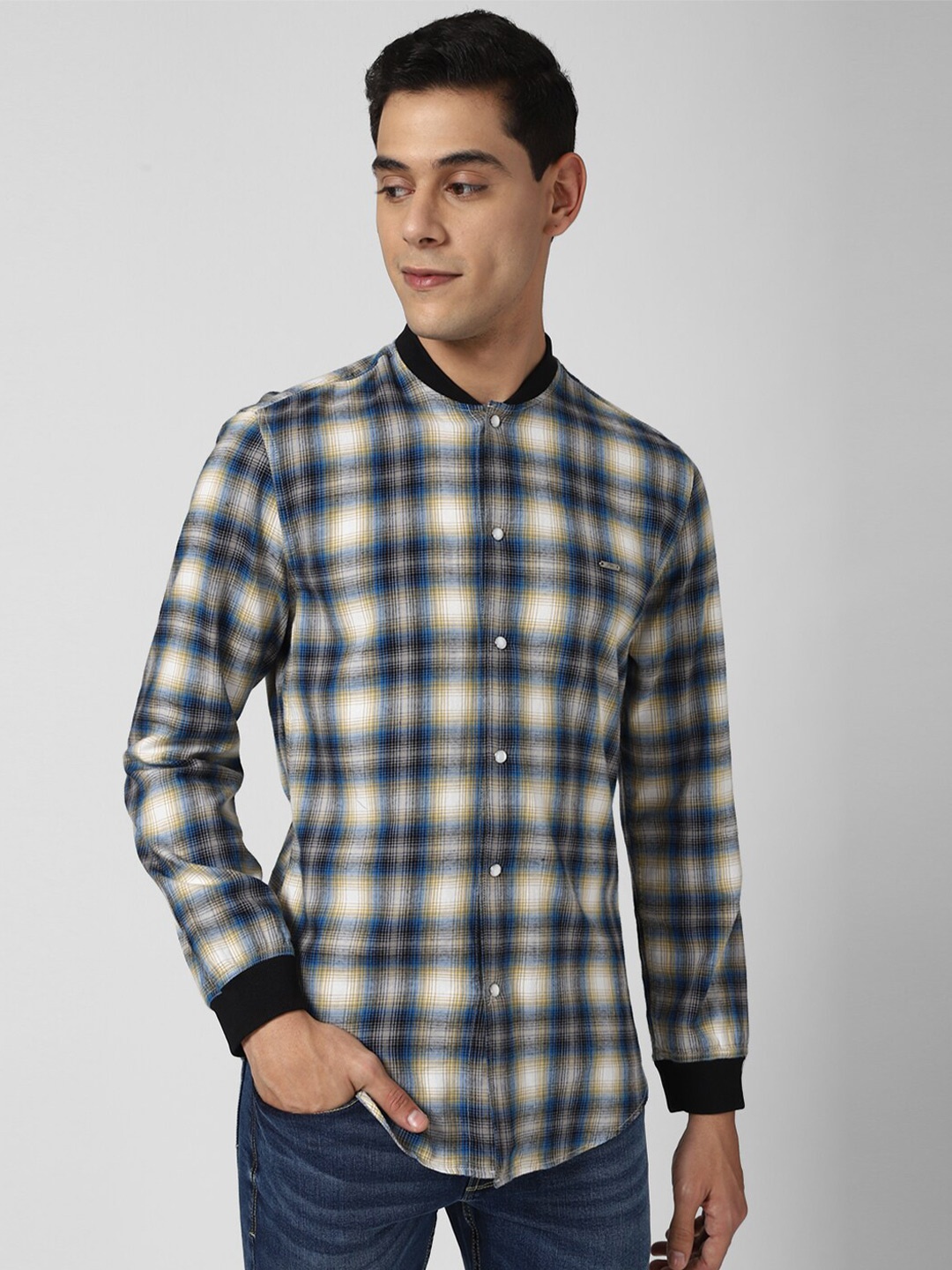 

Peter England Casuals Men White & Blue Slim Fit Tartan Checked Pure Cotton Casual Shirt