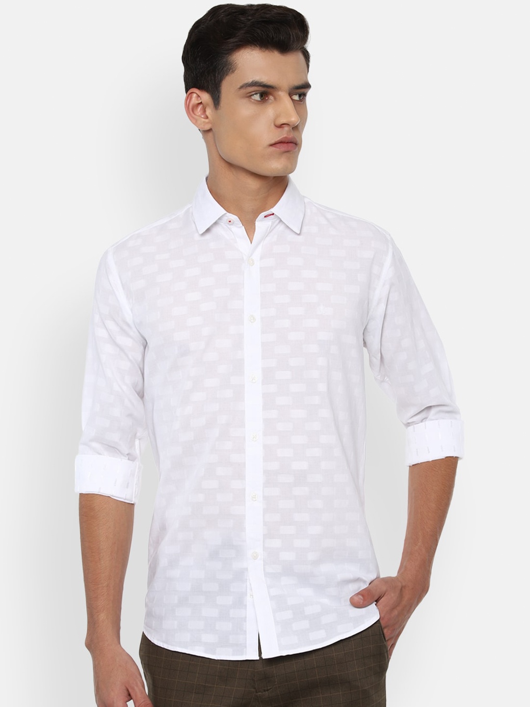 

V Dot Men White Cotton Slim Fit Geometric Printed Casual Shirt