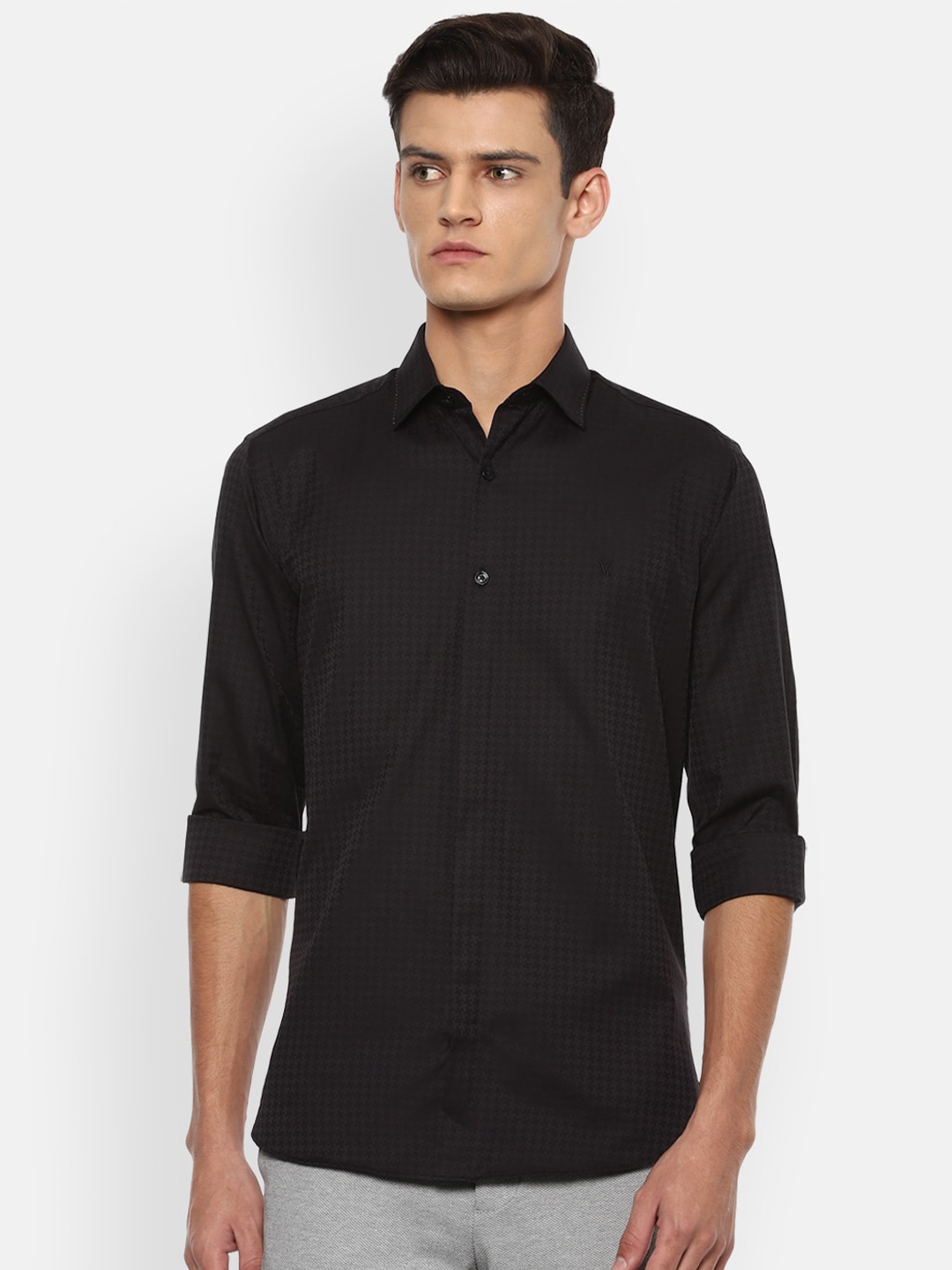 

V Dot Men Black Slim Fit Pure Cotton Casual Shirt