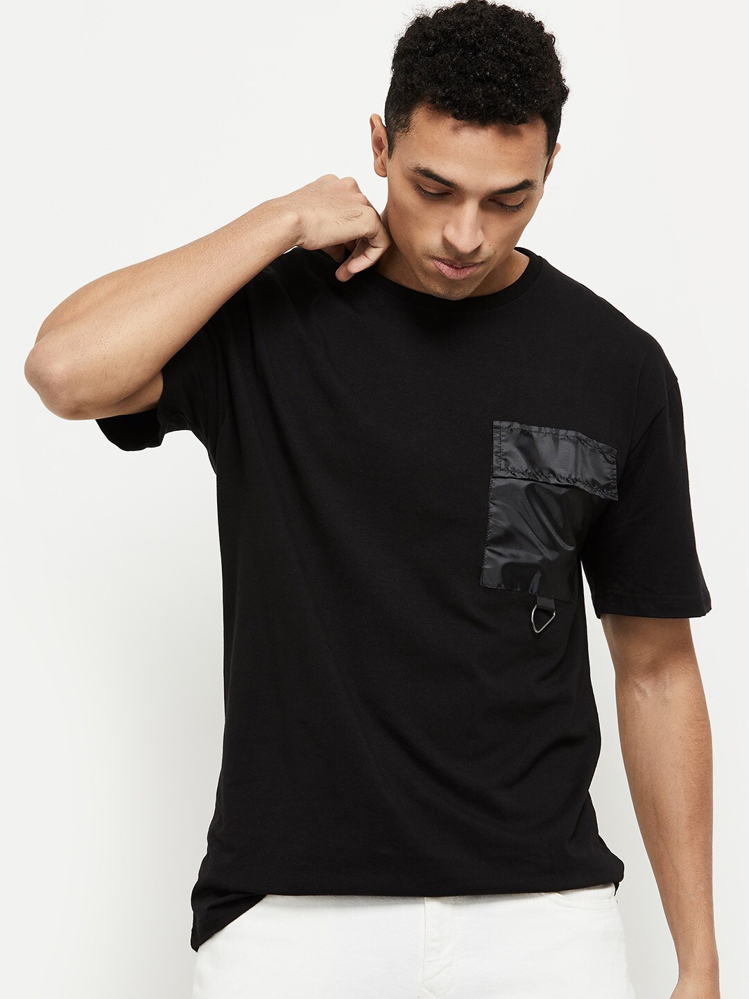 

max Men Black Pockets Relaxed Fit T-shirt